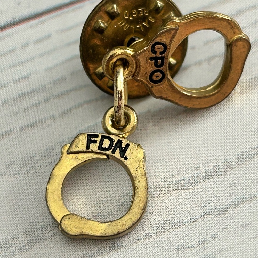 Handcuffs vintage Gold tone Lapel Pin Correctional Peace Officers CPO FDN